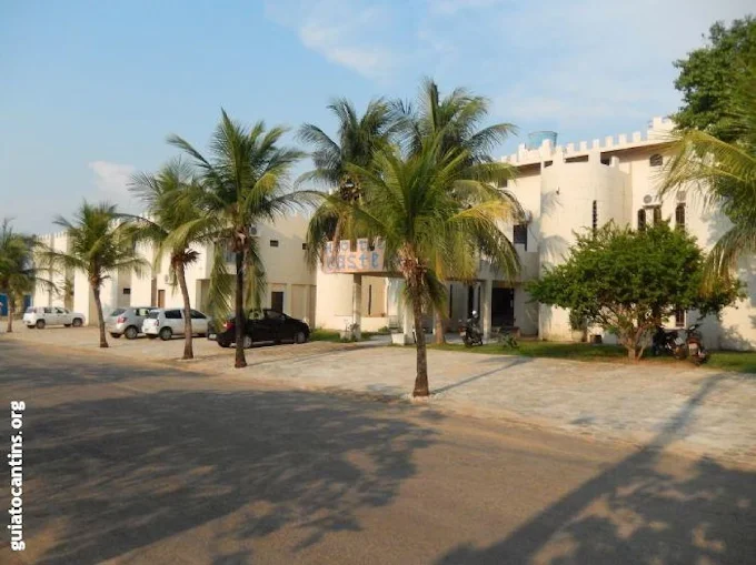 Fachada do Hotel Castelo em Palmas ao entardecer